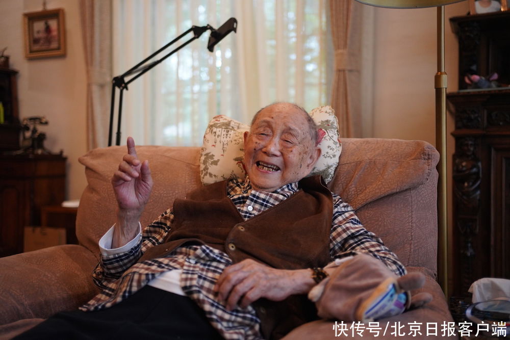 路艳霞|生日当天新书预售，九十八岁黄永玉续写“走读”生涯