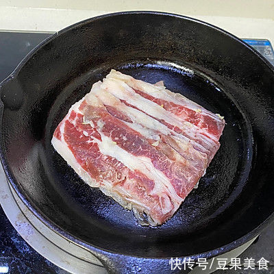 肥牛|铁板肥牛饭(胡椒厨房)这么做，吃前一定备足饭