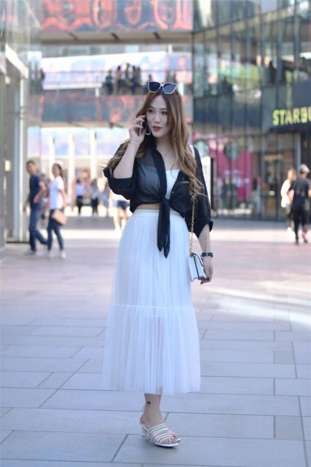 街拍：时尚靓丽的姐妹花，黄色与白色的连体裤优雅大方