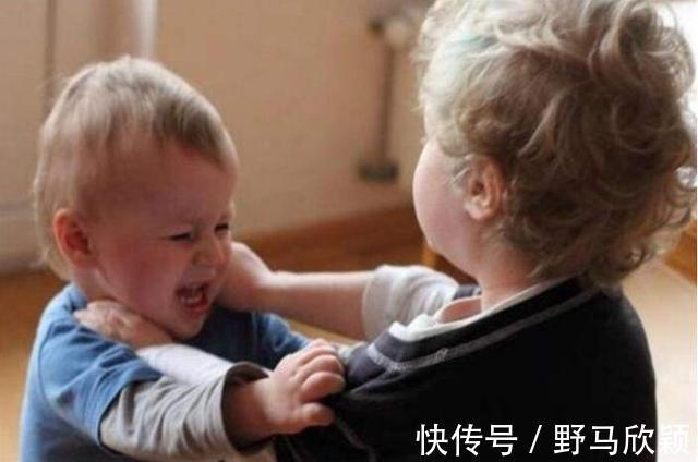 弟弟|打弟弟要趁早?8岁姐姐打哭3岁弟弟,父母看热闹:她比我会教育