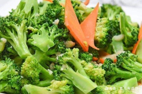 做法|要让孩子多吃的一道营养菜,做法简单,清脆可口,还有效保护视力
