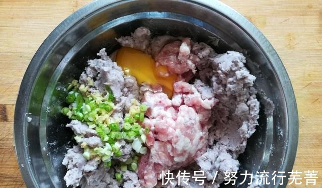 芋头|芋头猪肉丸子外酥里嫩，香糯可口，总是忍不住吃了一个又一个！
