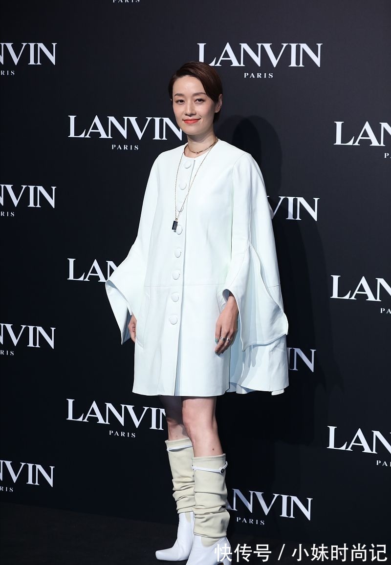 斗篷|马伊琍终于换风格了,穿白色斗篷连衣裙配袜靴,气场很难被超越