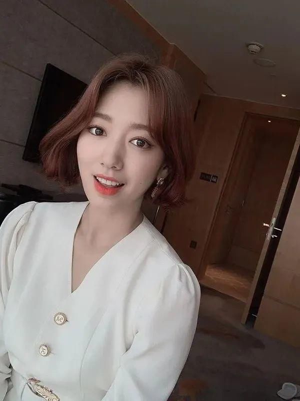 今年流行这4款短发，时髦不挑人，脸还小一倍！