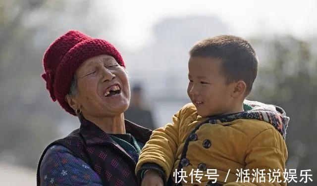 表情|爷爷被孙女打扮成贵妇,表情逗乐众人,网友同款爷爷