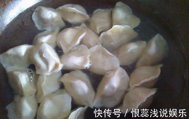 煮冻饺子，最忌开水下锅！记住3个技巧，爽滑筋道，不开裂不破皮