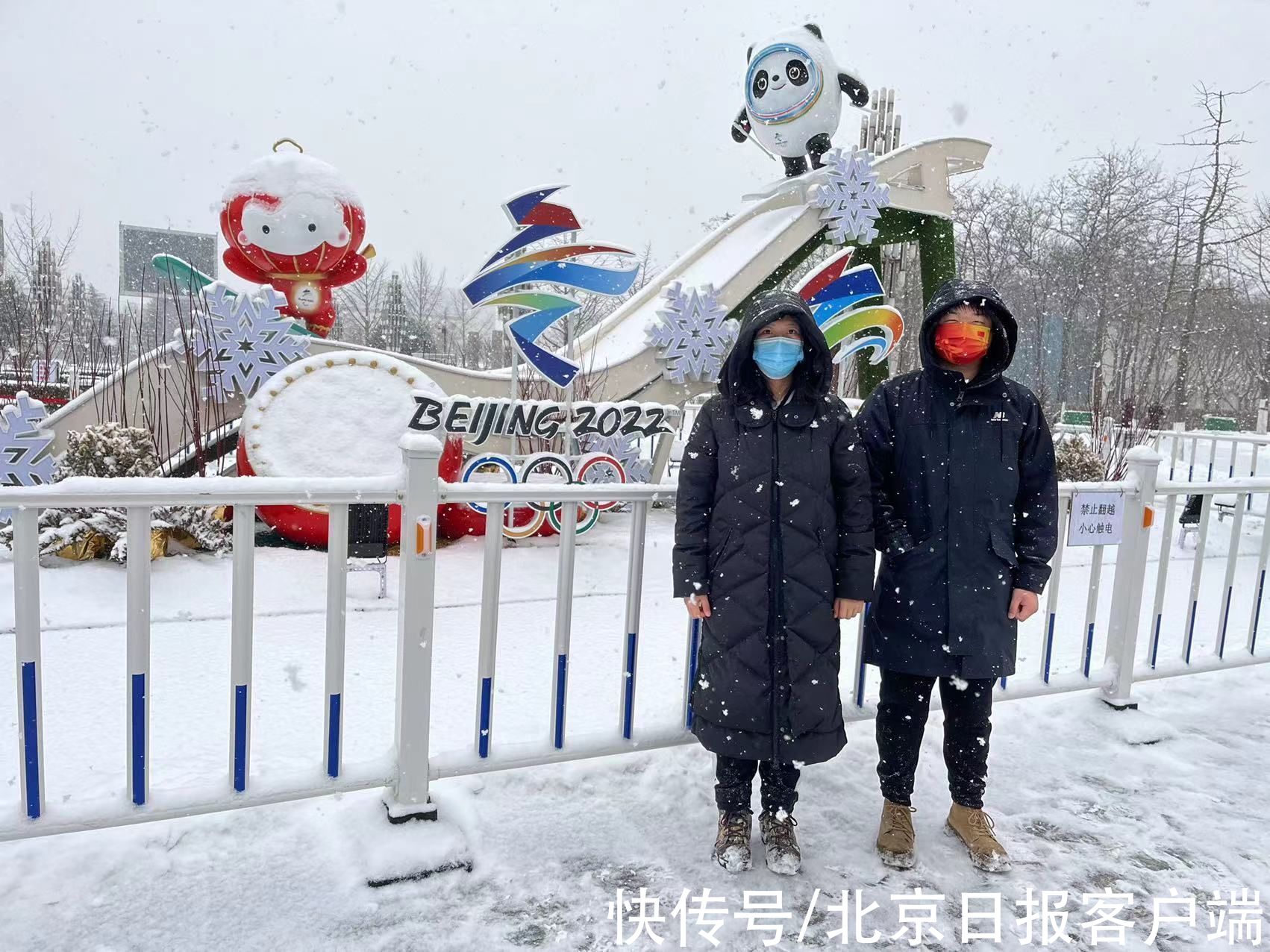 冬奥会|冬奥城市景观成热门打卡点，跟冰墩墩、雪容融合影得排队