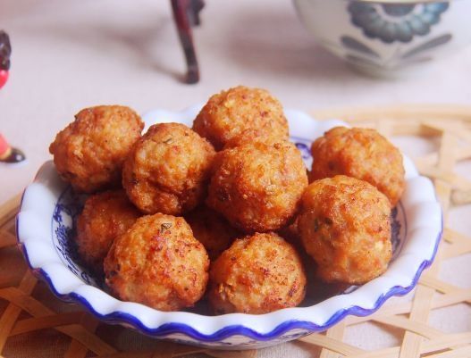 炸丸子,外行才用淀粉!换成这2样,丸子外酥里嫩,松软Q弹,真香