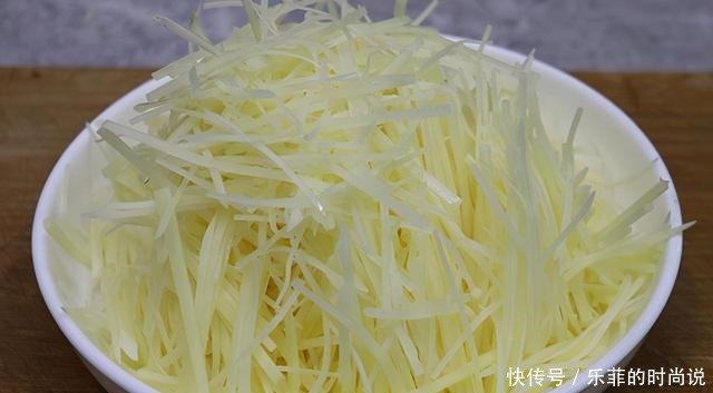 不一样的香辣土豆丝,蹦蹦脆,很爽口,做法简单,可当零食可当菜