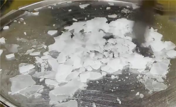 冻酸奶|外国小哥发明新款小吃，用矿泉水“炒”出来的冰淇淋是什么味道