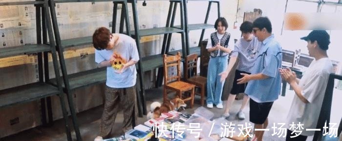 嘉賓們|張藝興外面招呼小朋友,意外碰巧遇到了“吳亦凡”,表情十分好笑