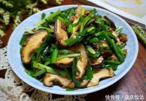 韭菜|韭菜别再炒鸡蛋了，和此物是绝配，隔天排宿便，肚子越吃越瘦