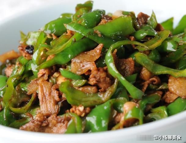 做辣椒炒肉时，先炒辣椒还是猪肉？顺序弄错了，难怪肉不香也不嫩