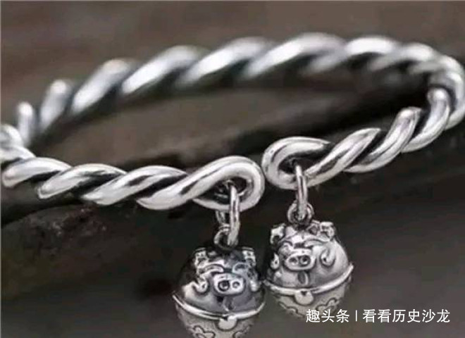 女性 女性戴银手镯可“排毒”,可惜很多人戴错了手,难怪效果不好!