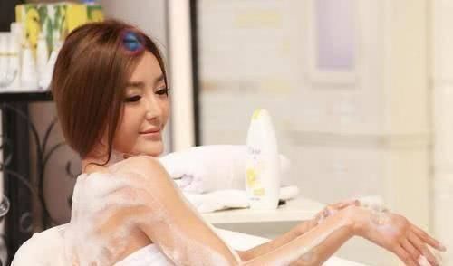 出血量|来月经期间，为什么很多女性身上会有“鱼腥味”，终于弄明白了