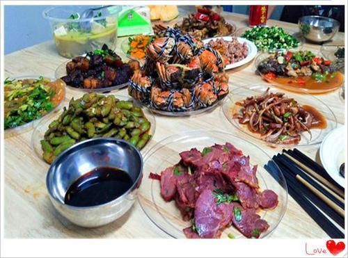 媳妇|几个老同学来家里吃饭,媳妇特意做一桌菜招待,饭后都夸我好福气