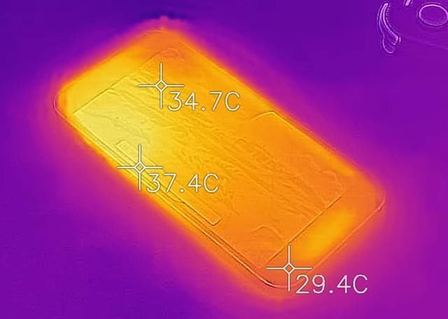 pro m苹果12ProProMax游戏发热对比：发热差不多，这一款玩游戏更稳