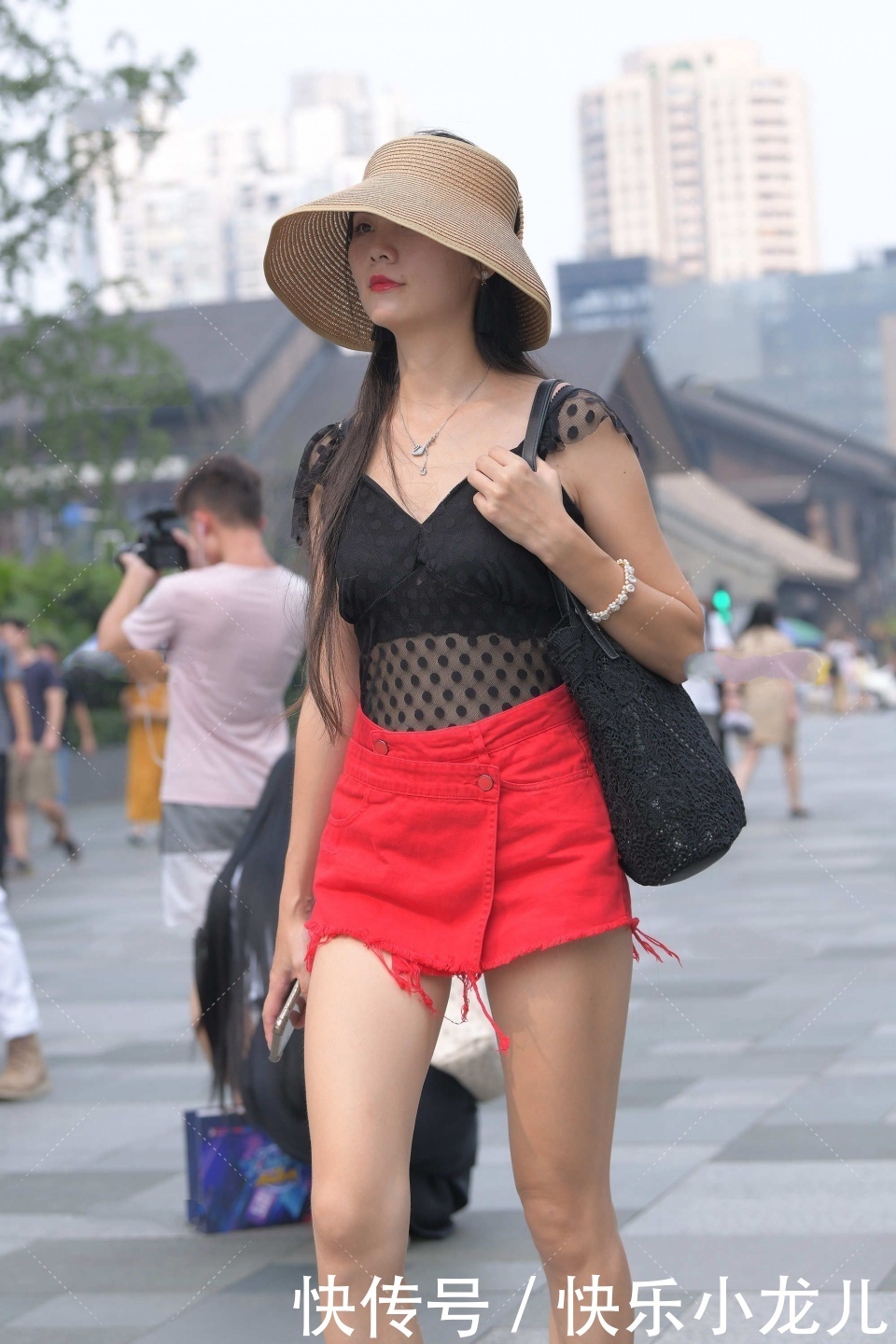 网纱|黑色网纱上衣，搭配红色A字版短裤，时髦洋气，满满高级感