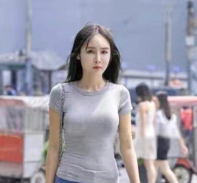 身材 简单的牛仔裤搭配,展现出可爱迷人的身材,充分显示出女神气质