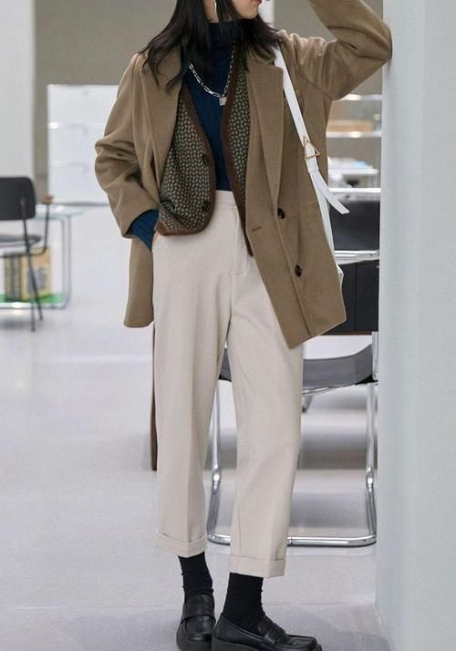 2021年春天流行的“毛呢小西装”，下装这样搭配很时髦，有韩范！