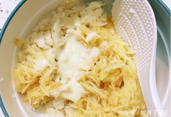 山药加入苹果,做好吃的小饼,一口一个,比蛋糕健康多了