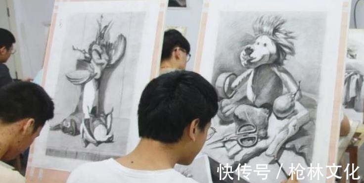 美术生@美术生画一半画不下去了，随意收尾堪称“神操作”，老师被逗笑