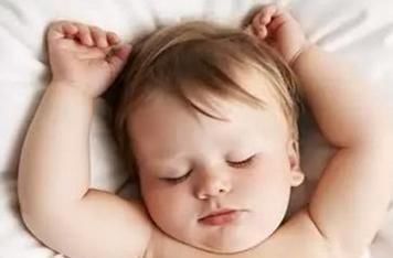 宝宝|宝宝睡觉出现这几种“姿势”,家长警惕了宝宝脾胃亮了警示灯