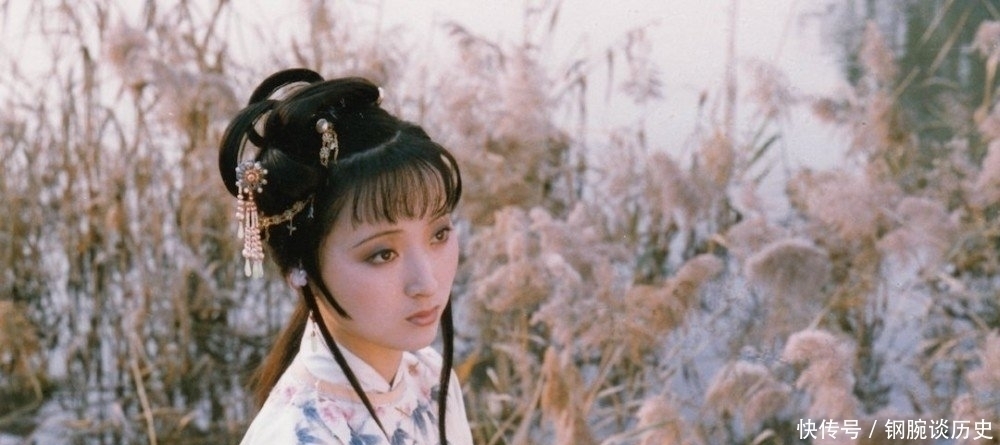 宝玉$贾府中秋团圆的宴席上,这一幕深深刺痛林黛玉,她中途离席了