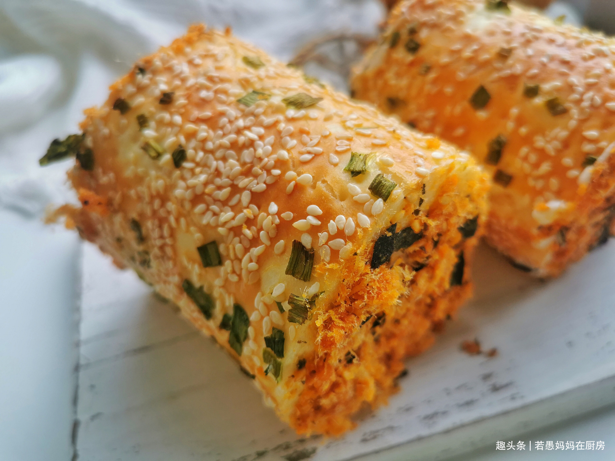 在家做香葱肉松面包卷,低糖少油,真材实料,比面包店买的要好吃