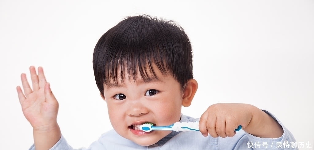 家长|三岁孩子不肯刷牙,家长巧妙应对,四种方法令孩子爱上刷牙