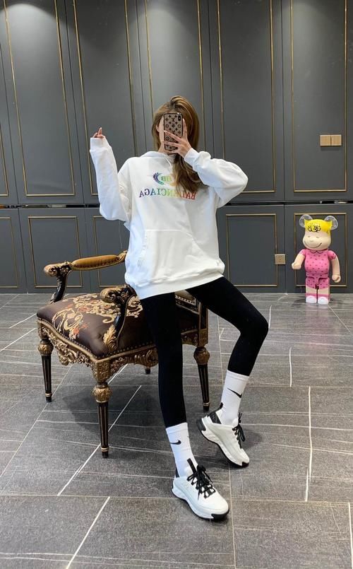 会穿基本款才是真的潮！白色连帽卫衣的5种搭配思路你会吗？