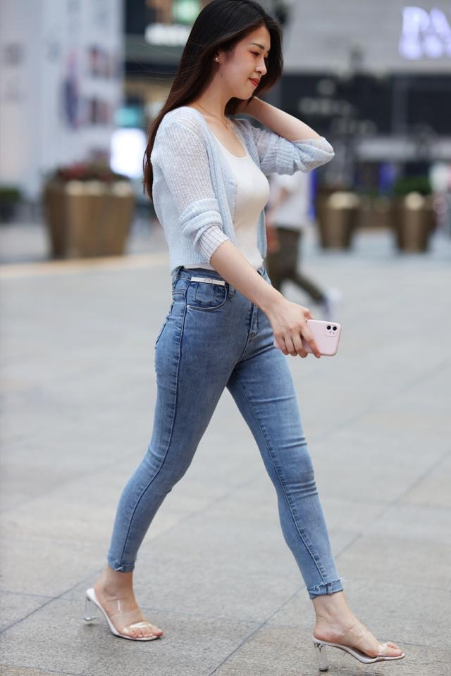 紧身牛仔裤|时尚百搭的牛仔裤配针织开衫,穿出了秋天的气息,简约美丽又清新