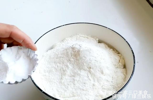 炸油条,传统老配方不用鸡蛋不用酵母,让您找回小时候的味道