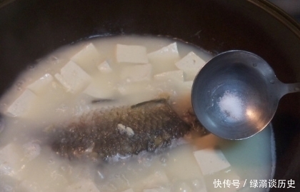 炖鱼时,牢记“3步1不放”,鱼汤鲜嫩无腥味,营养味浓,特别香