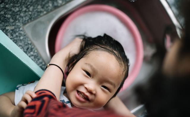 孤独症|孤独症谱系障碍孩子害怕洗澡和洗头?选对方法很重要