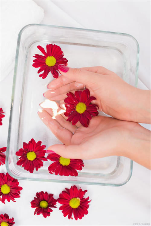 拥有一双好看的手是什么体验？手部也要保养，减少粗细纹