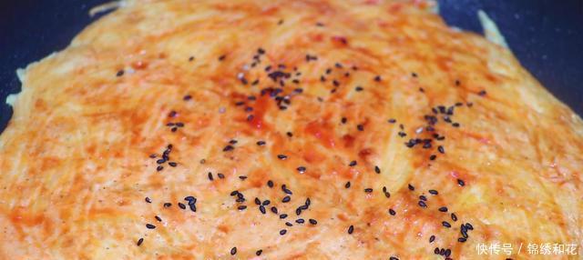 土豆丝里打两个鸡蛋,没想到这么好吃,我家一周做3次!