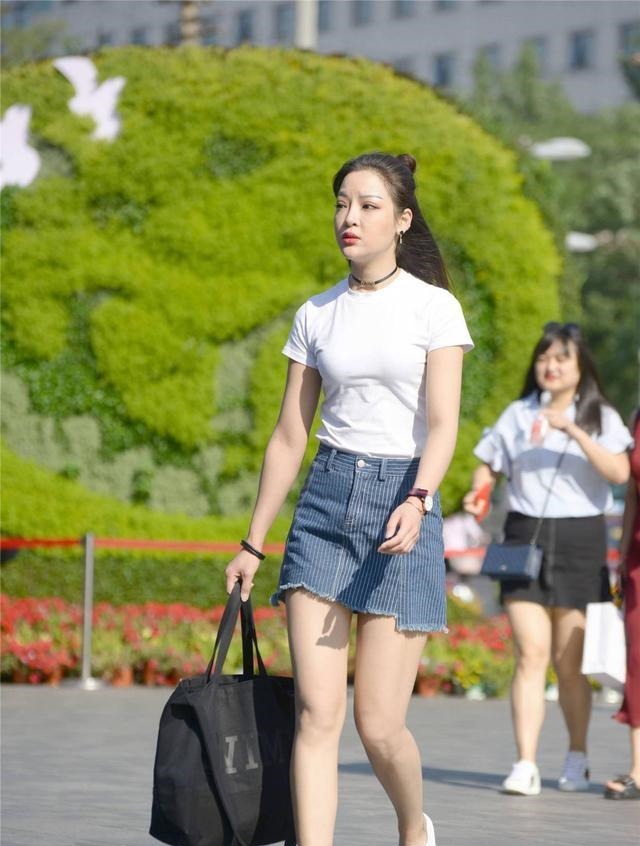 美女 精致的短裙穿搭,简约风格还衬托出时尚大气!