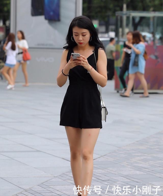 连衣裙|时髦美丽的连衣裙穿搭尽显青春姿态，穿出时尚风采，精致生动