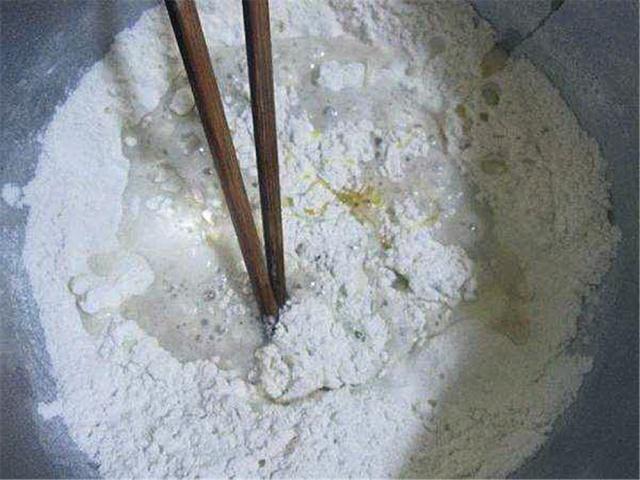 烙饼时，光刷油是不行的，多加这一步，保证烙饼外酥内软分层多