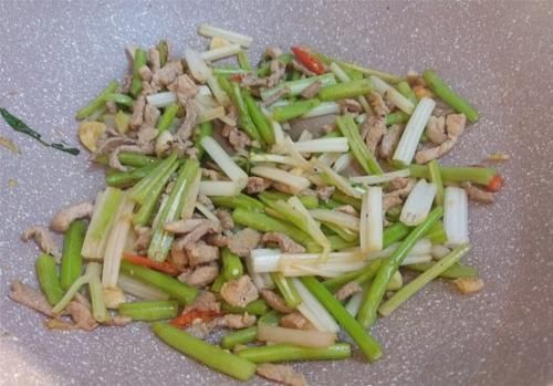 茼蒿茎|它含天然“安眠药”,养心安神护脑,改善睡眠,和肉一起炒,下饭