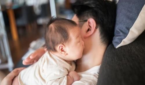 婴儿|婴儿是要经常抱着还是让他自己躺着好,父母要搞明白区别再带孩子