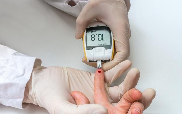 碳水化合物|糖尿病的“罪魁祸首”并不是甜食，若再不忌口，血糖越升越快