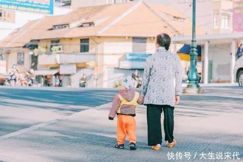 老两口|“上班式带娃”成新潮流,孩子有人照看,老人和子女也相互不打扰