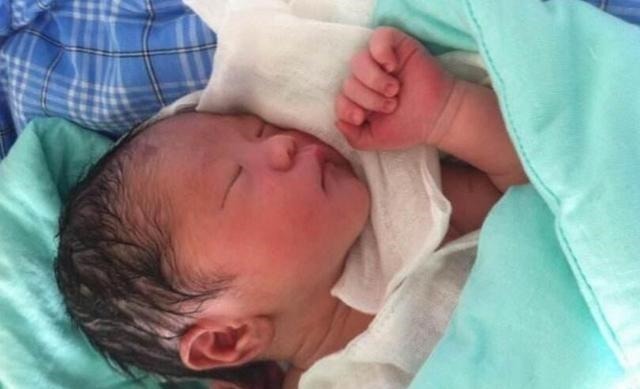 姥姥|“踩生”不是迷信,孩子出产房后,第一个抱他的人确实很重要