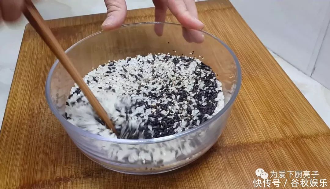 1碗米饭,3勺糯米粉,擀杖一搅,做出创意小零食,比春卷好吃十倍