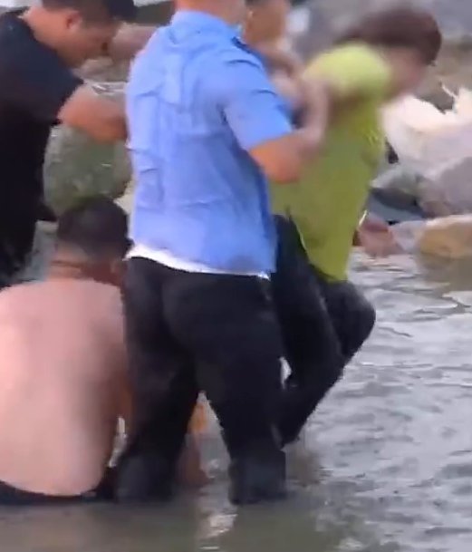徐佃军|民警正在接受采访，突然一对母子落水，他立马跳入水中将二人救起