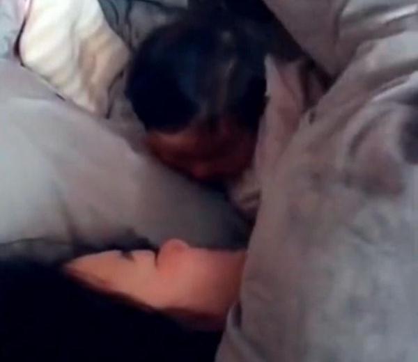 举动|宝宝睡醒发现离妈妈好远,接下来的举动太暖心,妈妈辛苦没白费