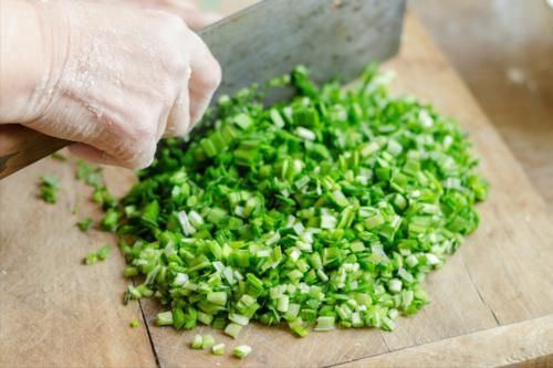 吃饺子|调韭菜馅，牢记“2放2不放”，韭菜翠绿不出水，吃着不烧心