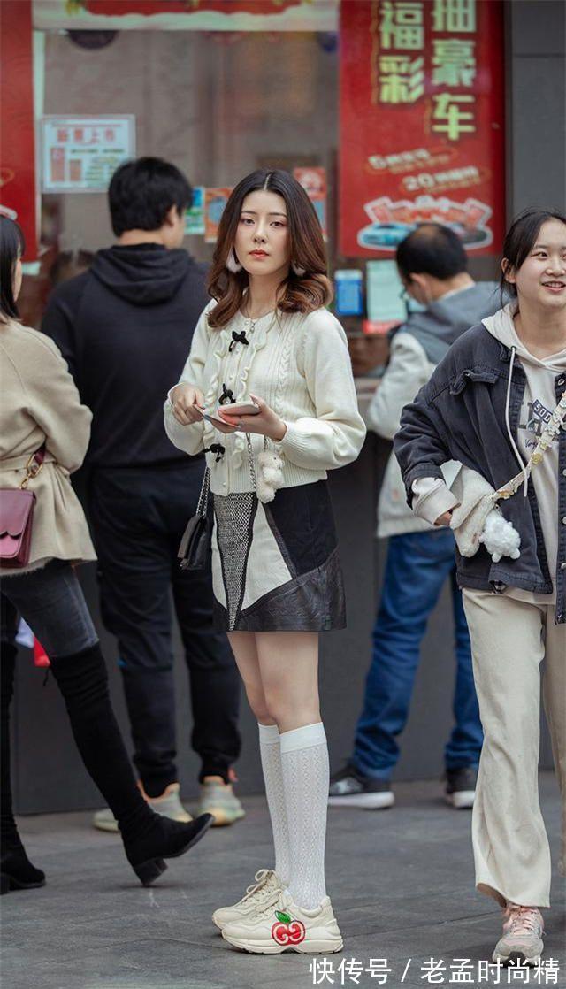 针织衫|米白色针织衫,搭配黑色裙子,显瘦又时尚